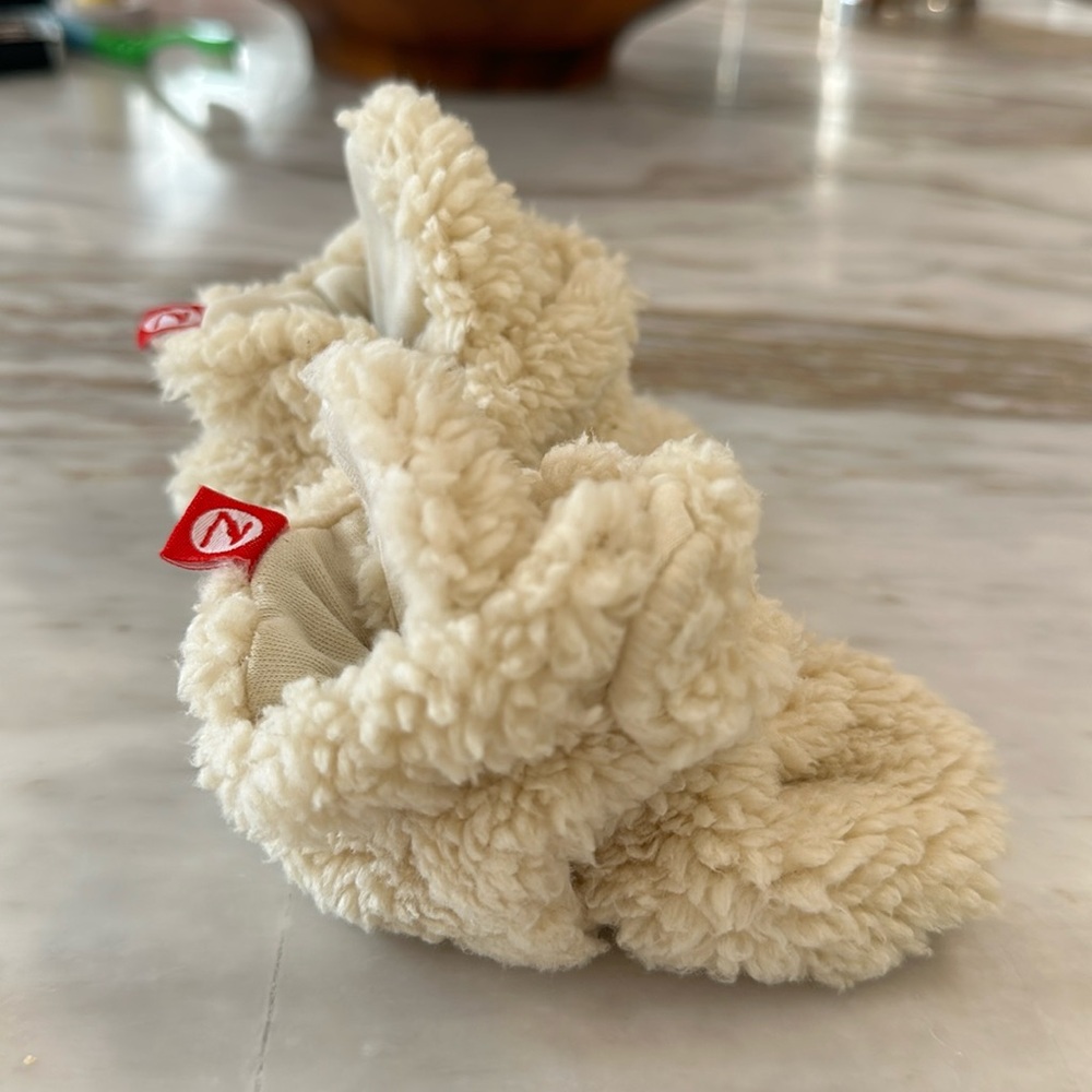 NWOT Zutano baby booties shearling 6mo